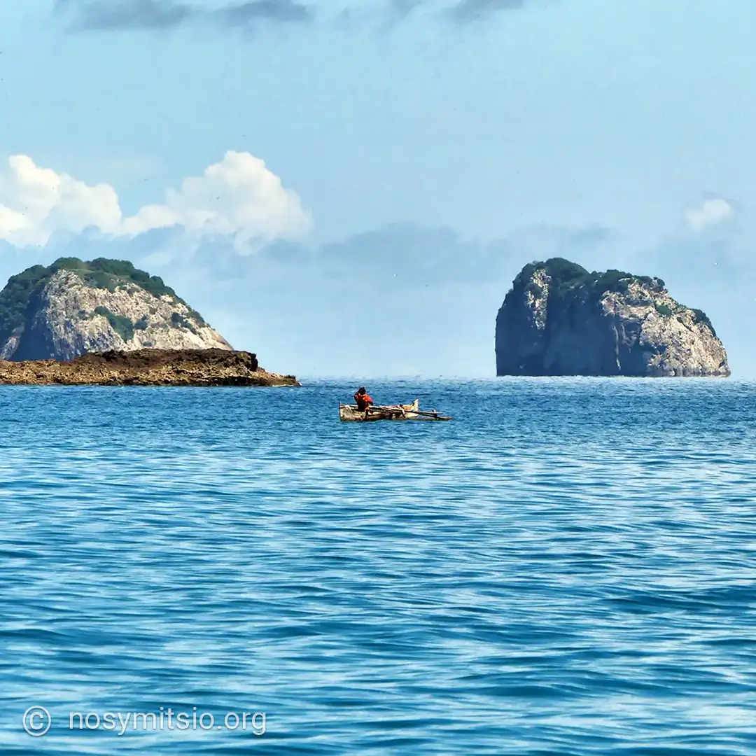pecheur-pirogue-4-freres-mitsio
